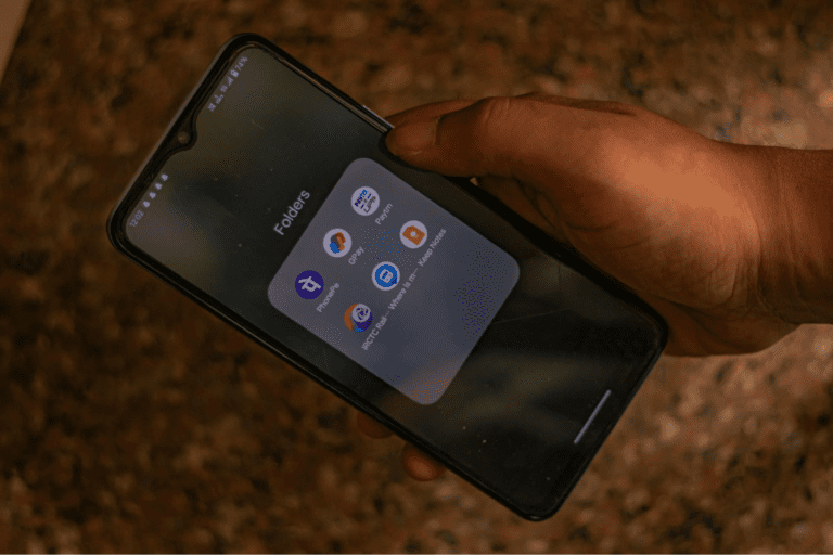 using payment apps on smartphone