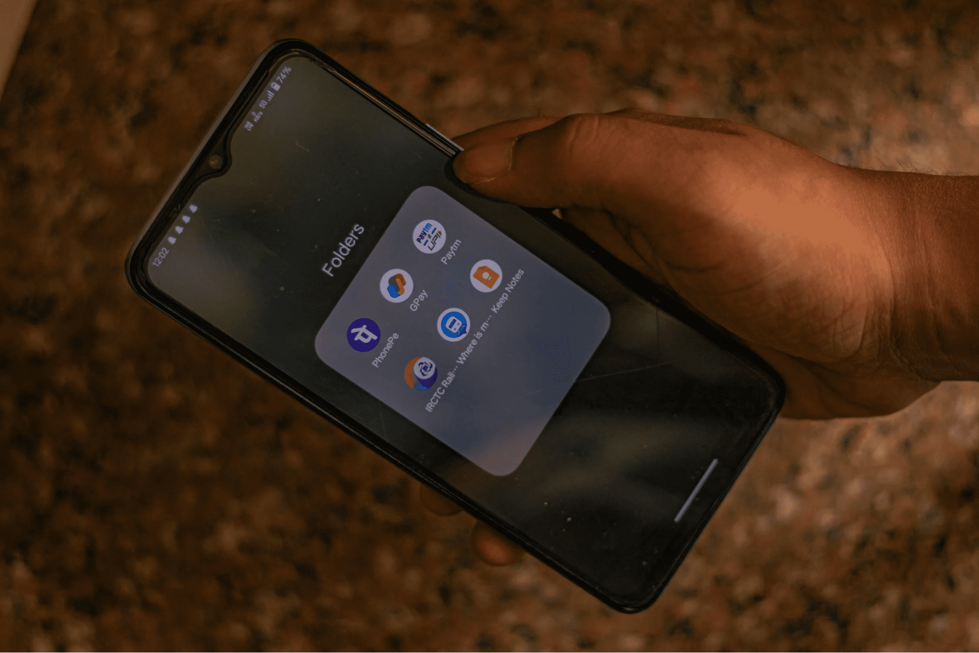 using payment apps on smartphone
